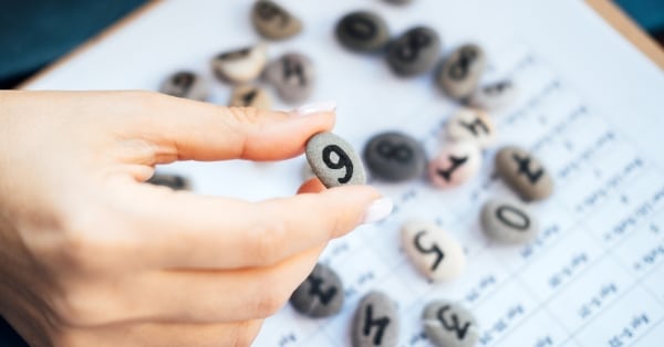 יד נומרולוג עם אבן חלוקים